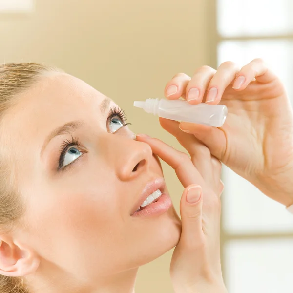 Vì sao đôi mắt dễ mệt khi đọc hoặc nhìn màn hình điện thoại quá lâu?
